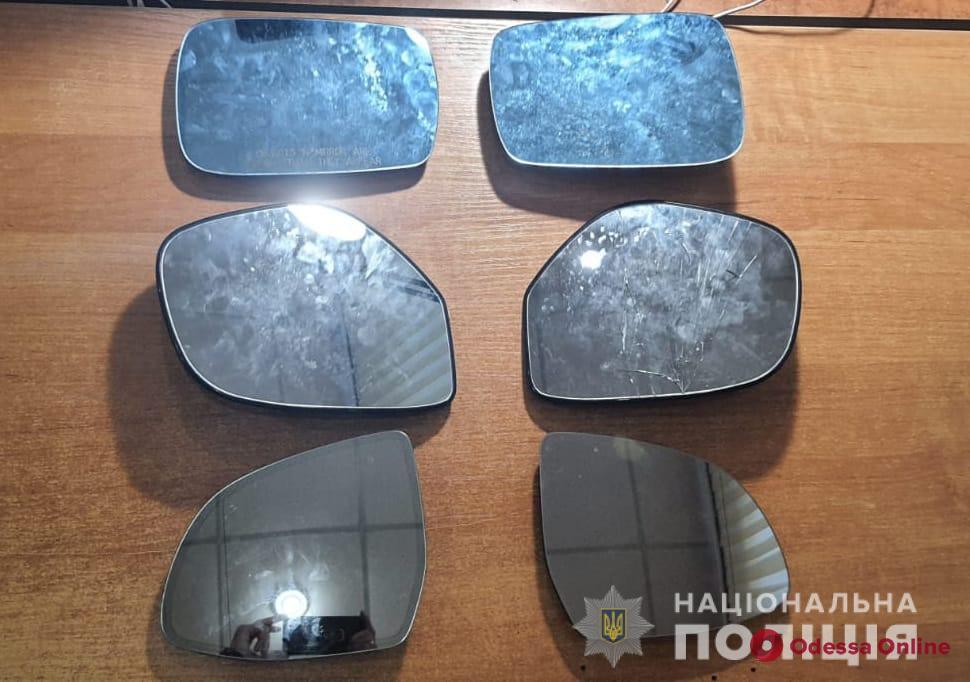 Девять машин за ночь: в Одессе поймали вора автомобильных зеркал