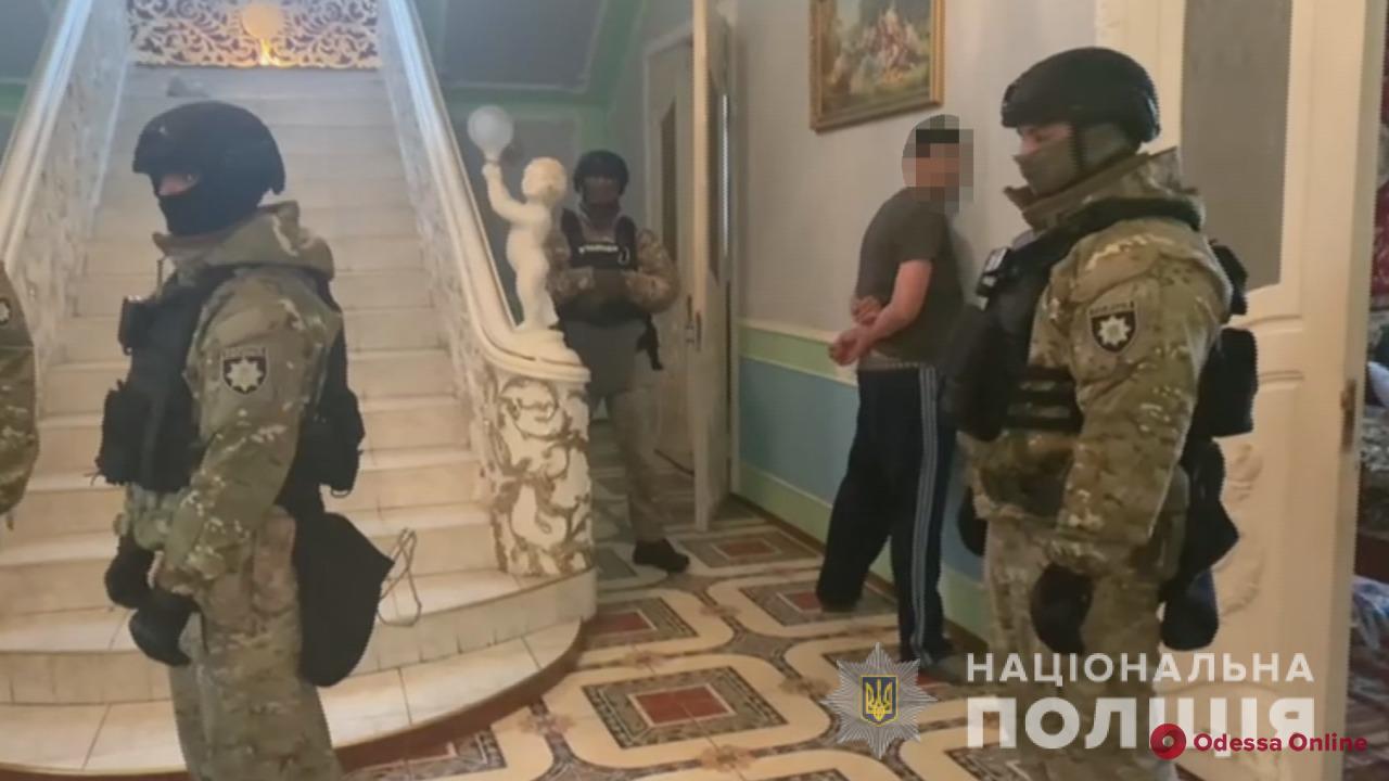 Одесские полицейские нагрянули с обыском в хоромы драгдилера (фото, видео)