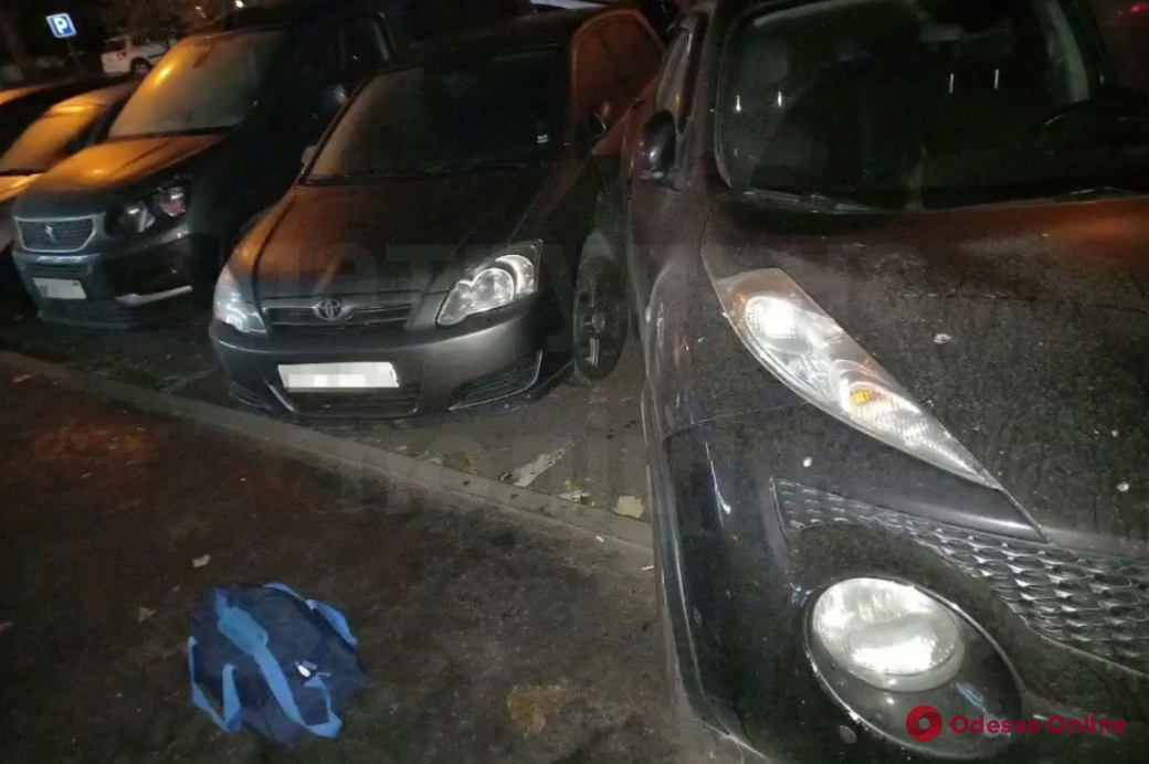 В Одессе пьяный водитель при попытке сбежать от патрульных врезался в три припаркованных авто (видео)