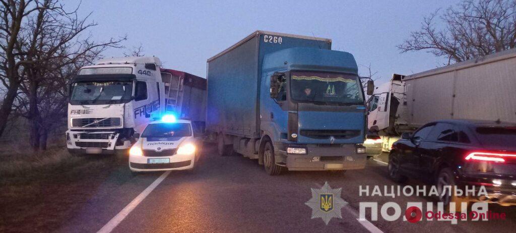 На трассе Одесса-Николаев столкнулись четыре грузовика – один человек погиб