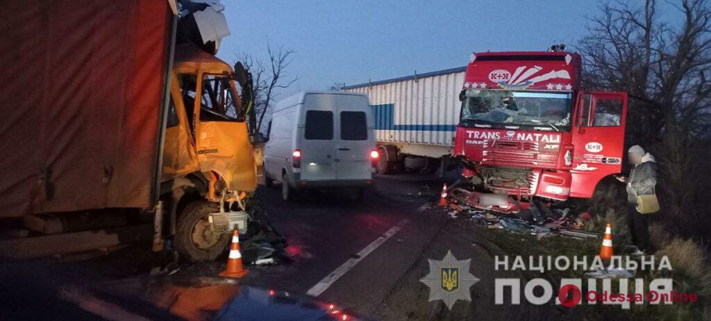 На трассе Одесса-Николаев столкнулись четыре грузовика – один человек погиб