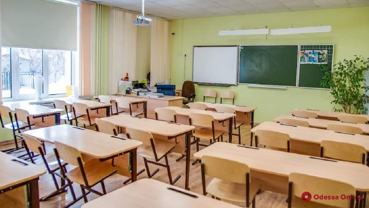 Одесса остается в «красной» зоне карантина: ученики старших классов идут в школу