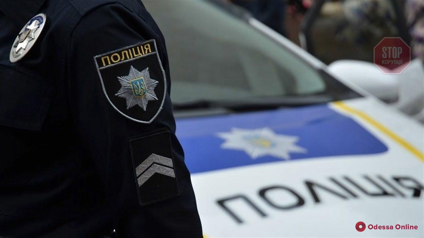 Одесские патрульные спасли самоубийцу: он пытался сброситься с крыши