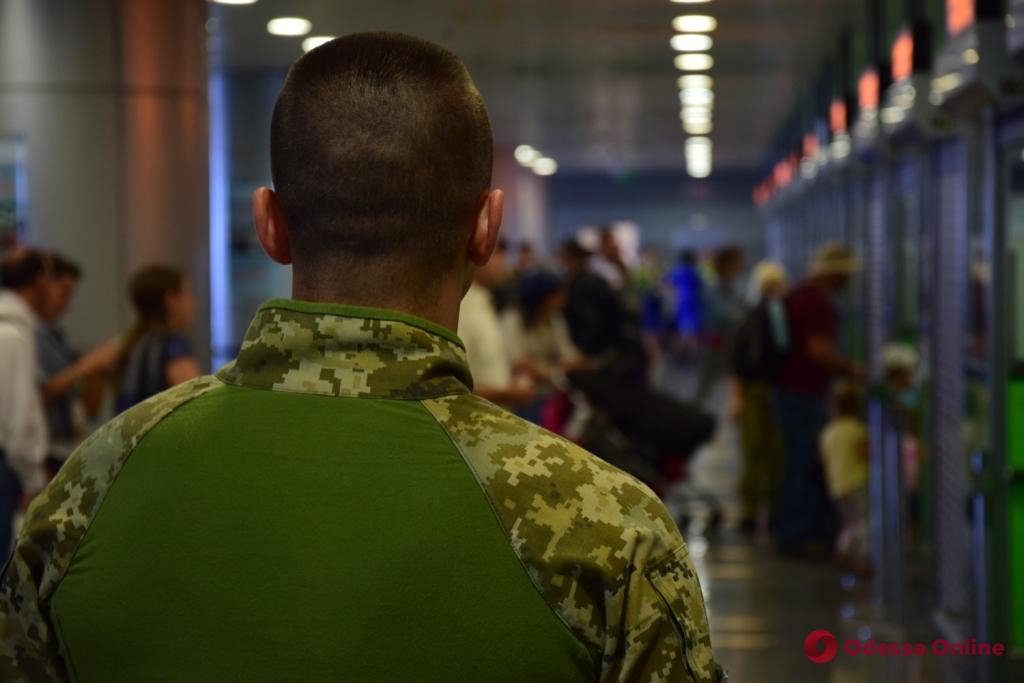 Хотели провернуть аферу с паспортами: в Одесском аэропорту задержали троих иракцев