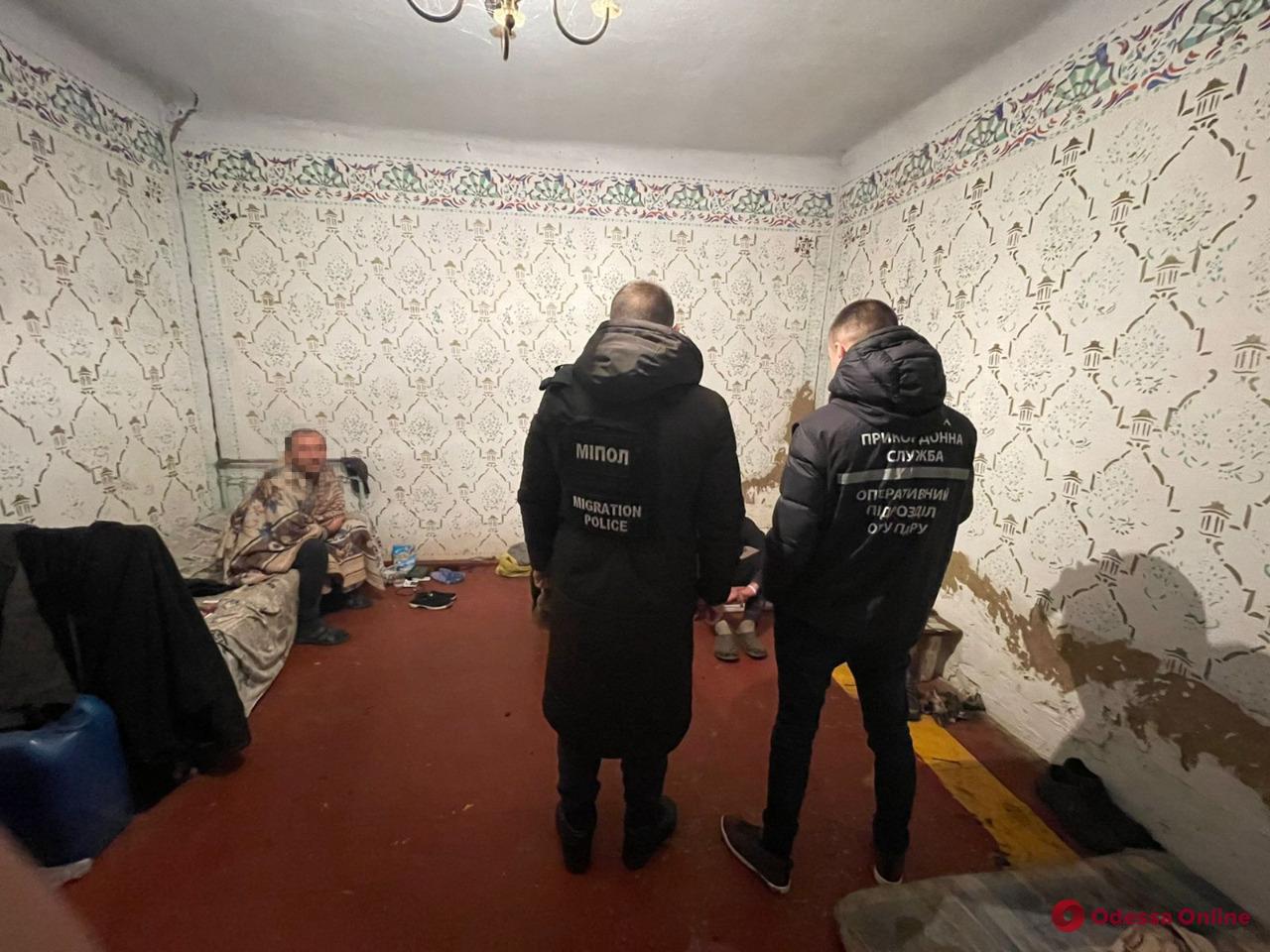 Работали по 16 часов в сутки и жили в бараках: в Одесской области ромы держали в трудовом рабстве 12 человек (фото, видео)