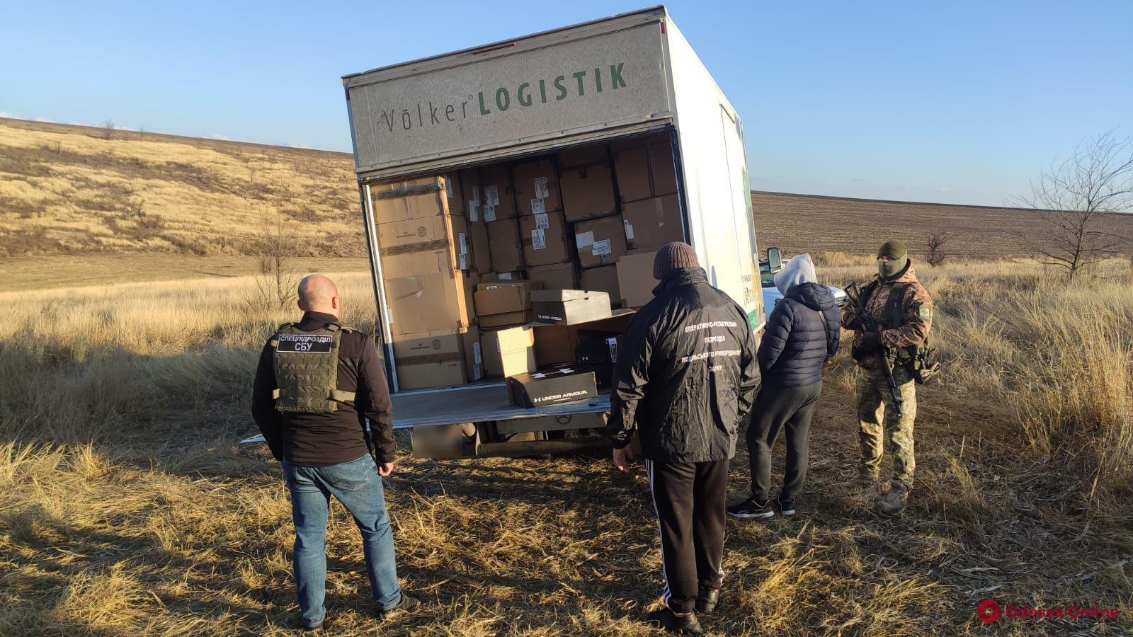 Одежда, обувь и очки: на границе с Молдовой обнаружили контрабанду на 10 миллионов