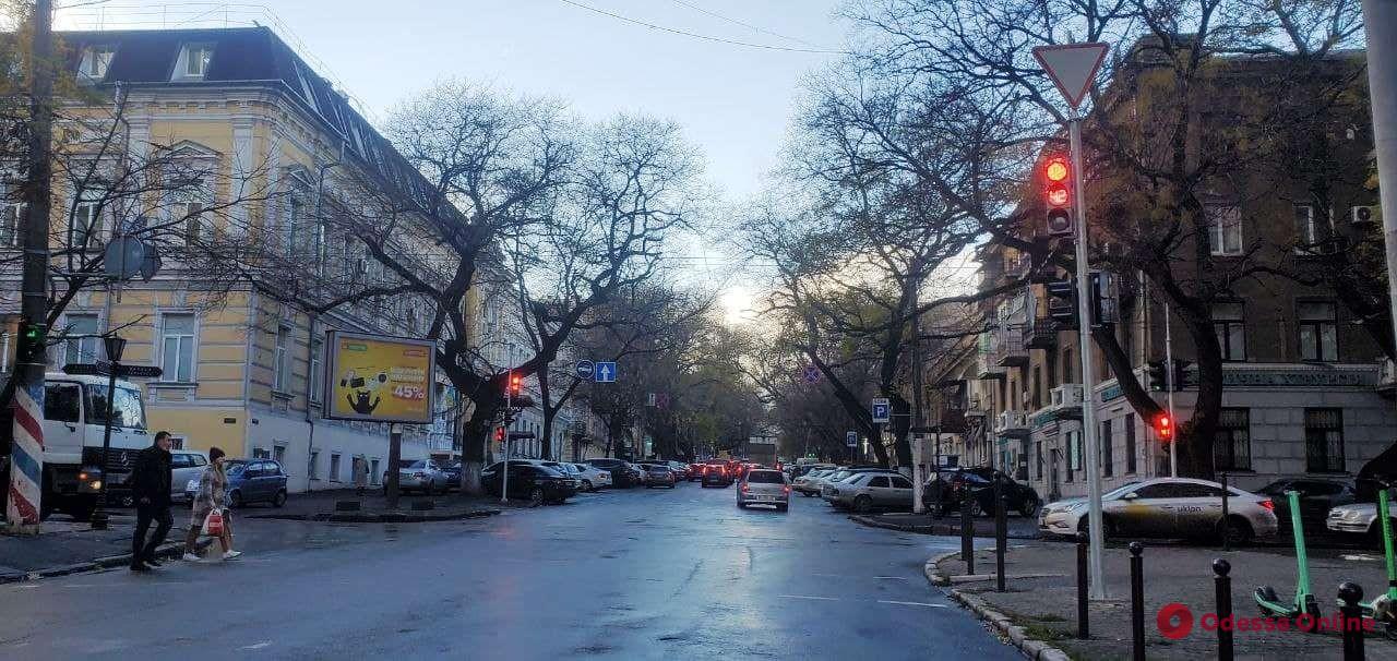 На двух перекрестках в центре Одессы установили LED-светофоры