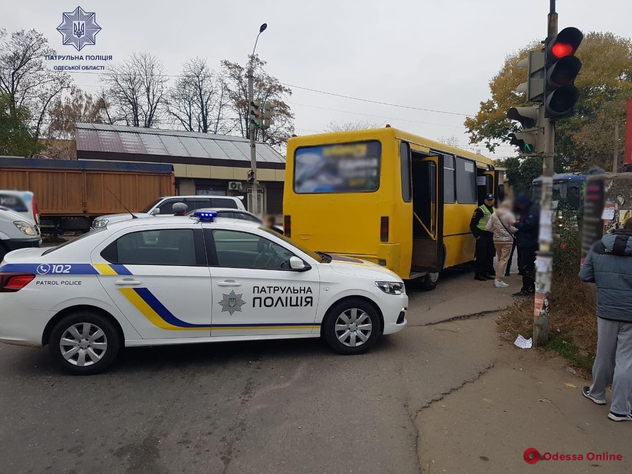 В Одессе маршрутка на пешеходном переходе сбила пятилетнего ребенка