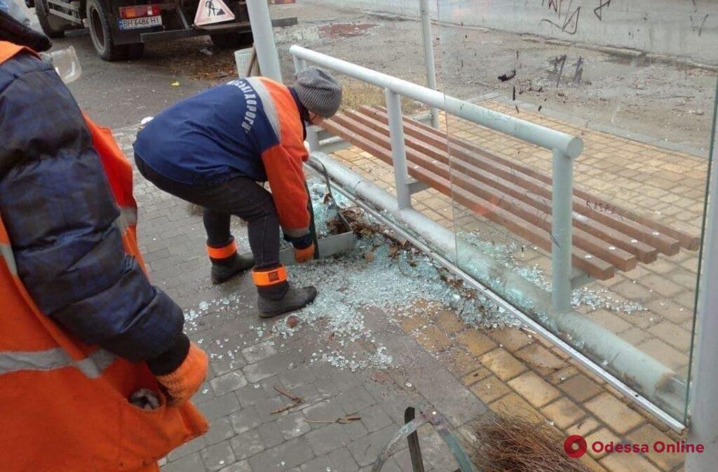Разбили стекло и разрисовали: в Одессе вандалы сломали остановку транспорта