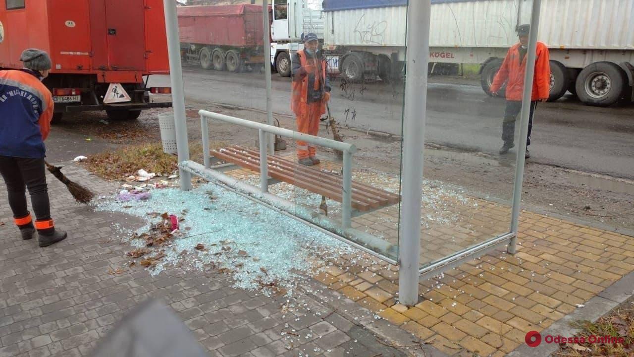 Разбили стекло и разрисовали: в Одессе вандалы сломали остановку транспорта