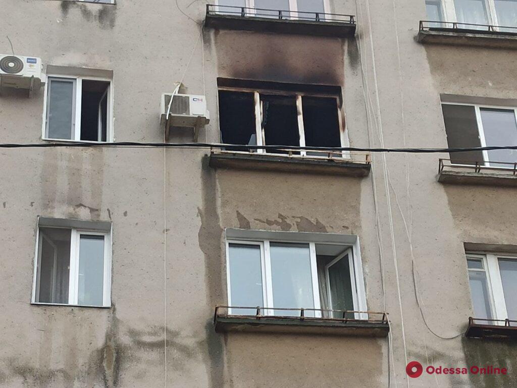 В Одессе горела многоэтажка: жильцов пришлось эвакуировать через окно