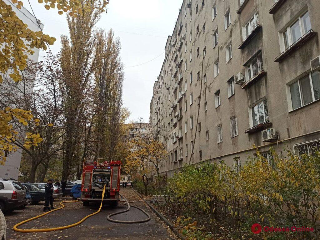 В Одессе горела многоэтажка: жильцов пришлось эвакуировать через окно