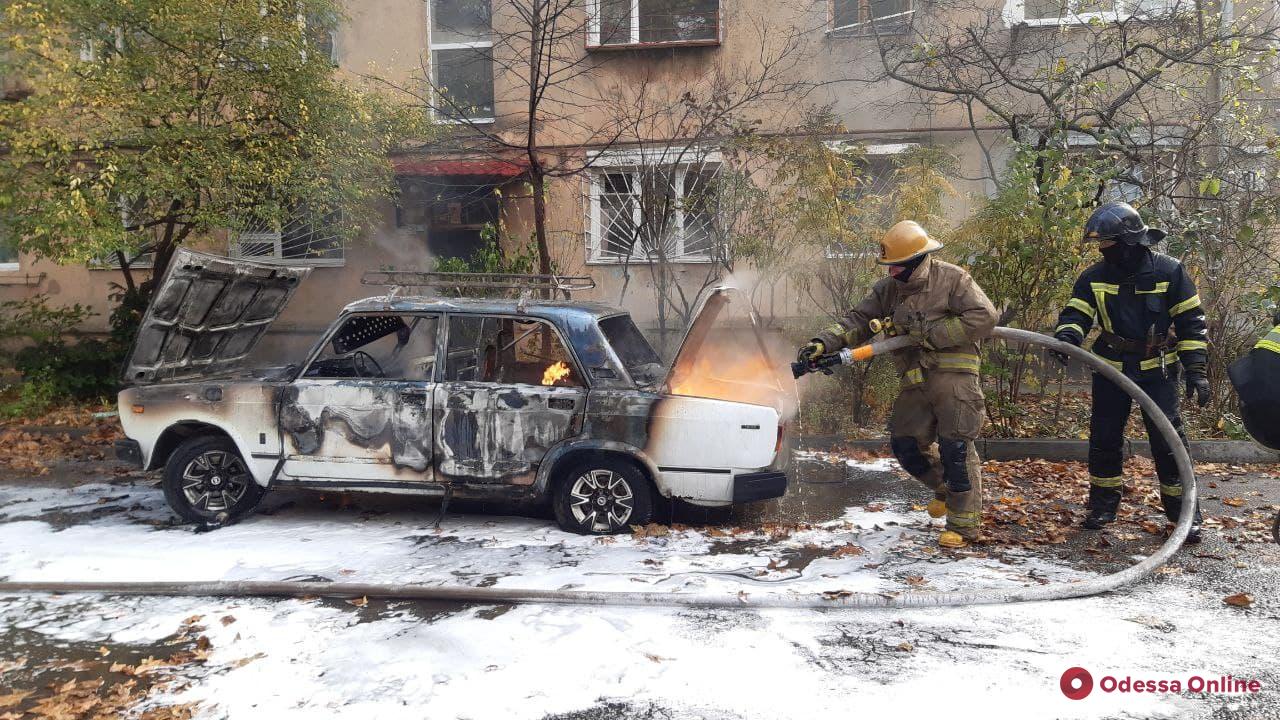 На Люстдорфской дороге вспыхнула легковушка