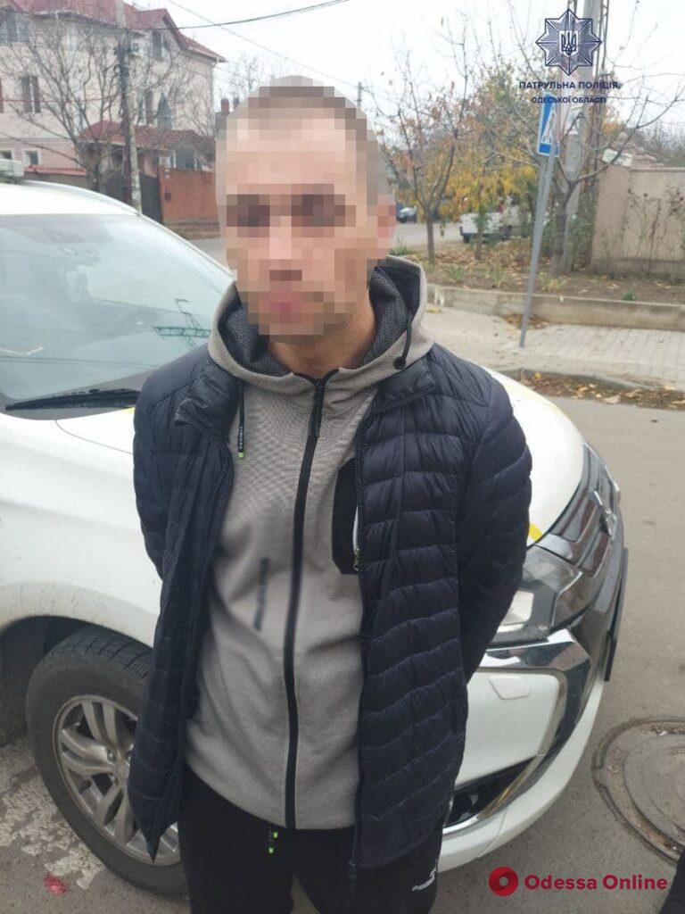 В Одессе патрульные задержали пару, «откопавшую» закладку с амфетамином (фото)