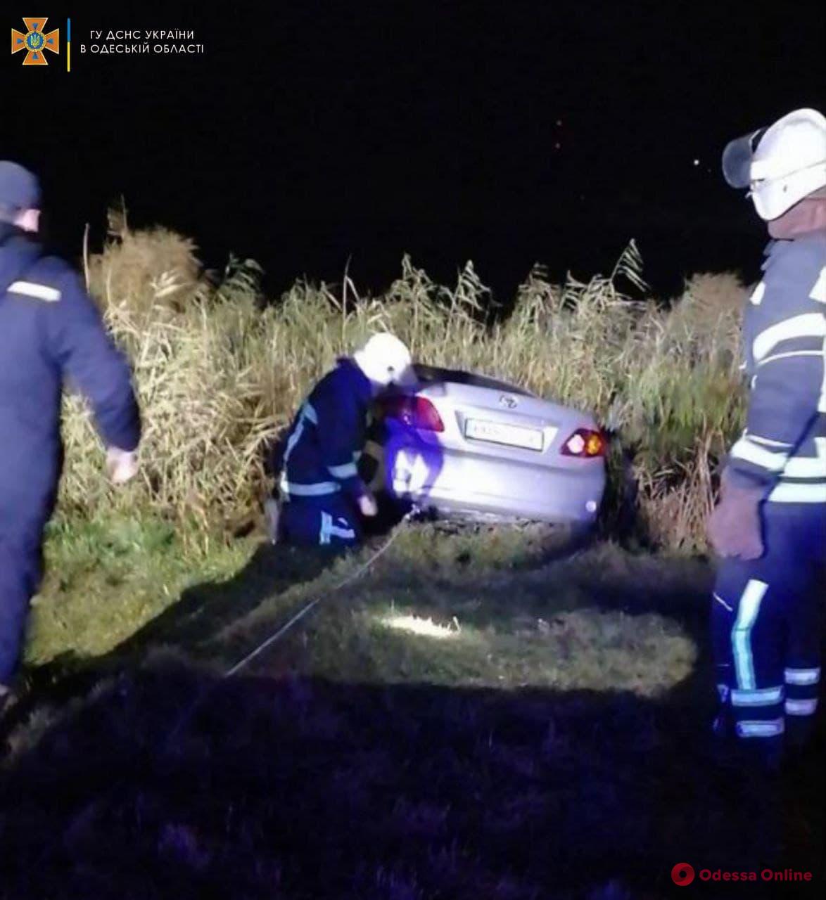 В Балте спасатели вытаскивали автомобиль из реки