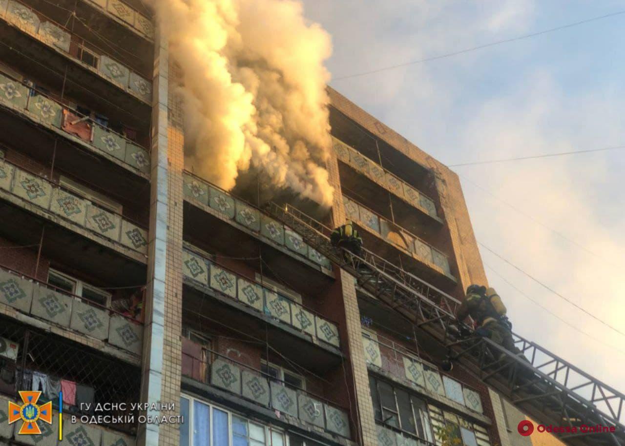 В центре Одессы горит общежитие (фото, видео, обновляется)