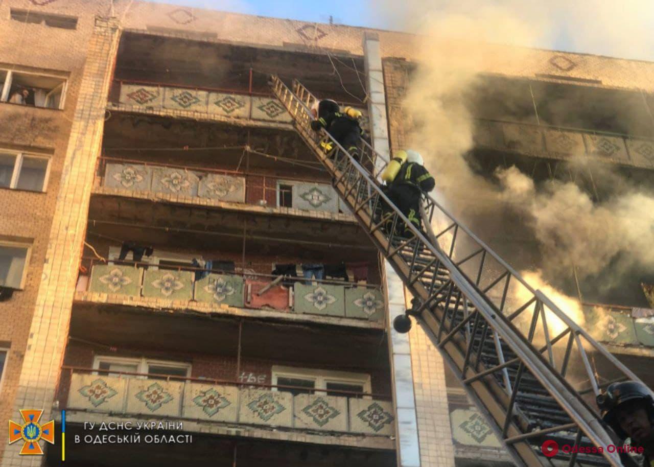 В центре Одессы горит общежитие (фото, видео, обновляется)