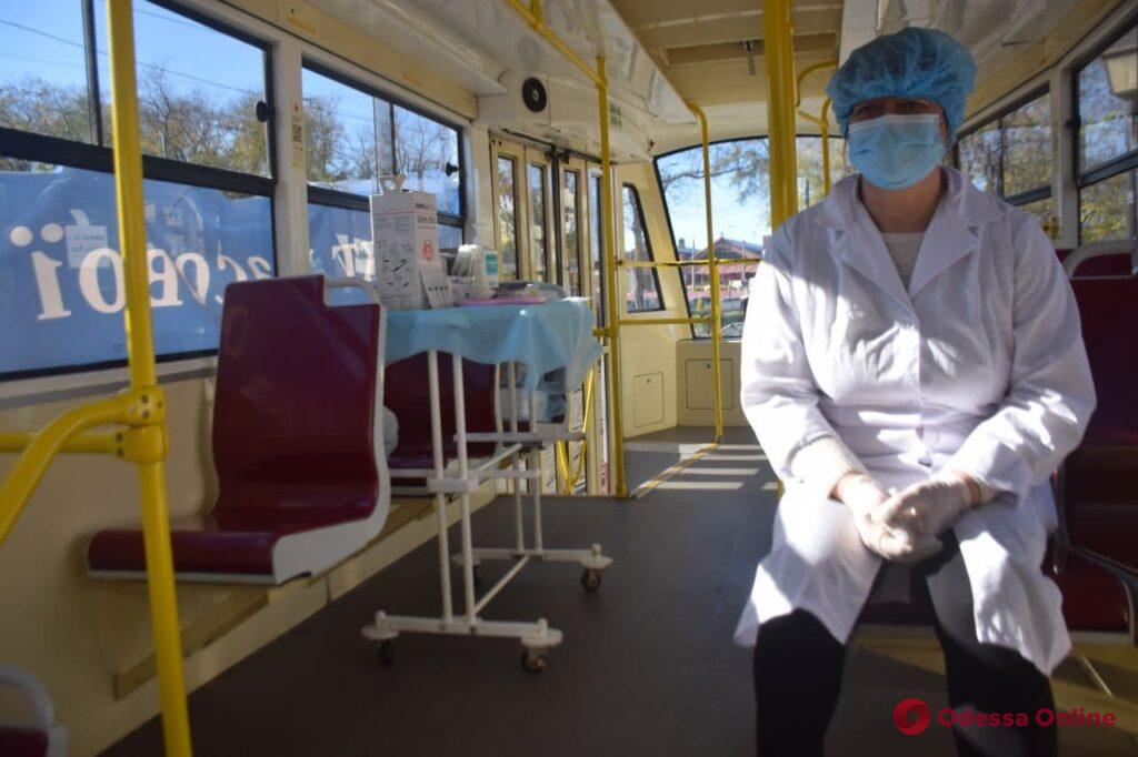 Меньше очередь и есть AstraZeneca: как работает одесский вакцинальный трамвай