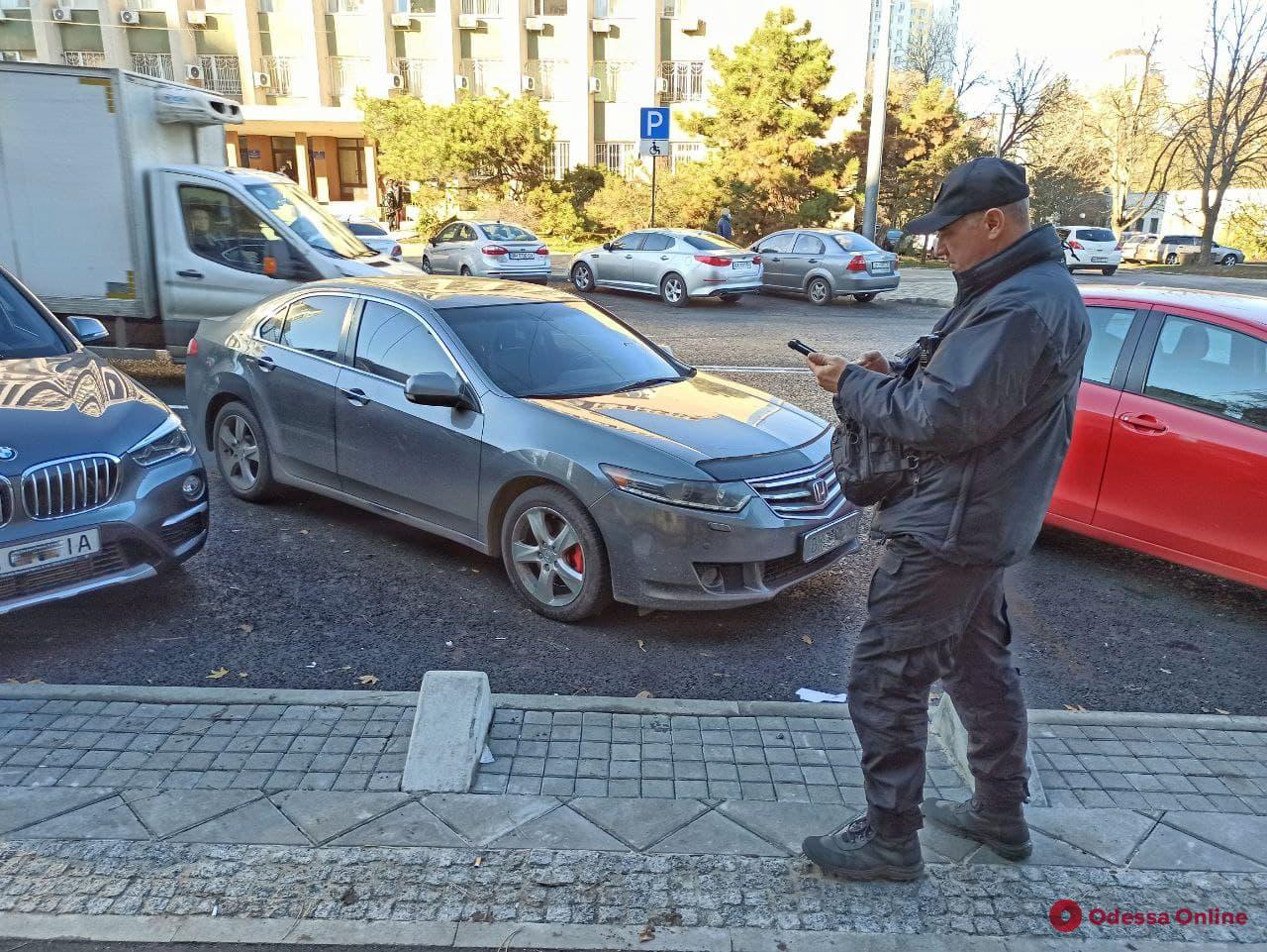 На Черняховского начали работать парковочные инспекторы