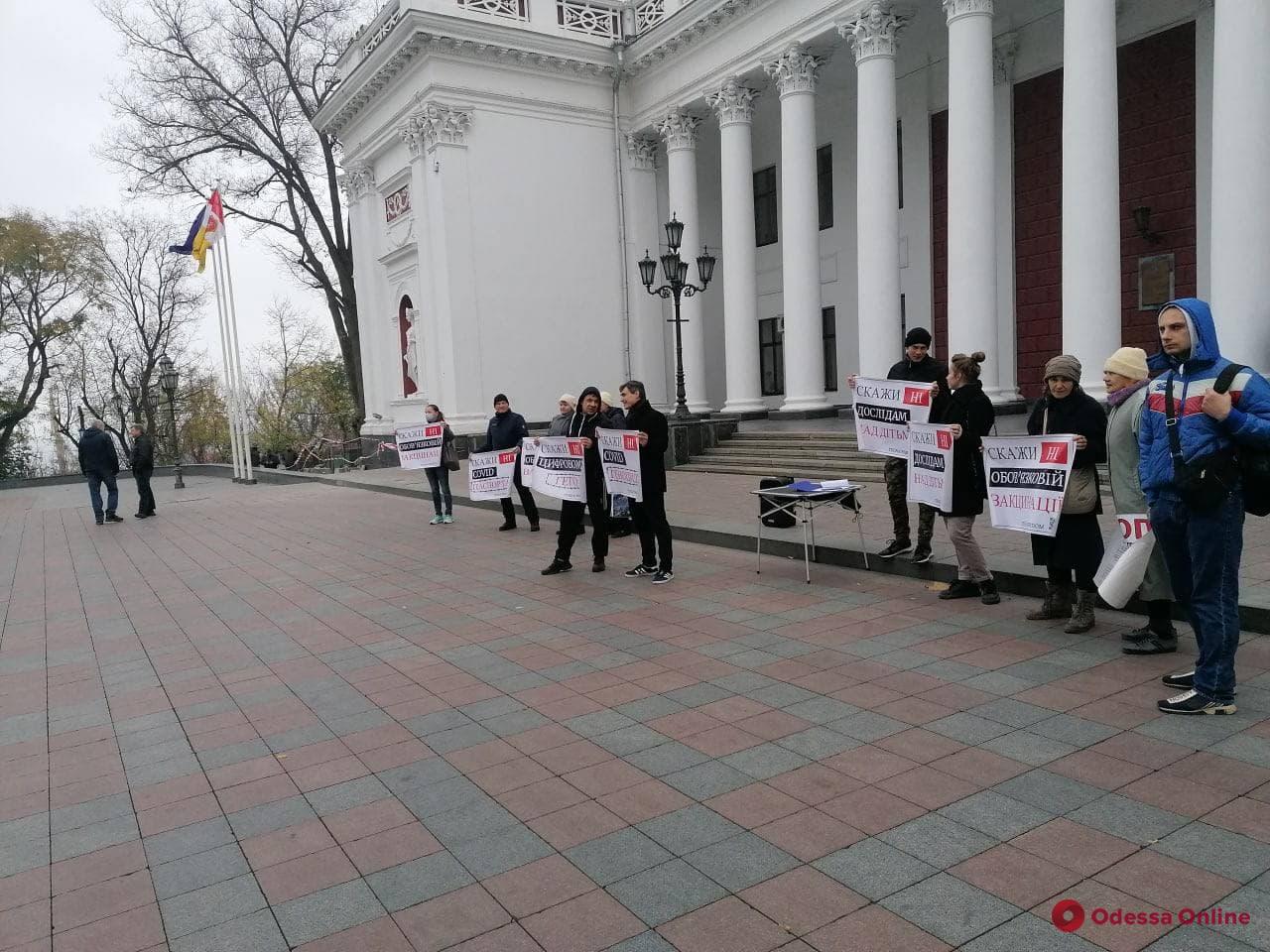 Одесские антиваксеры митинговали возле мэрии и вакцинального трамвая (фото)