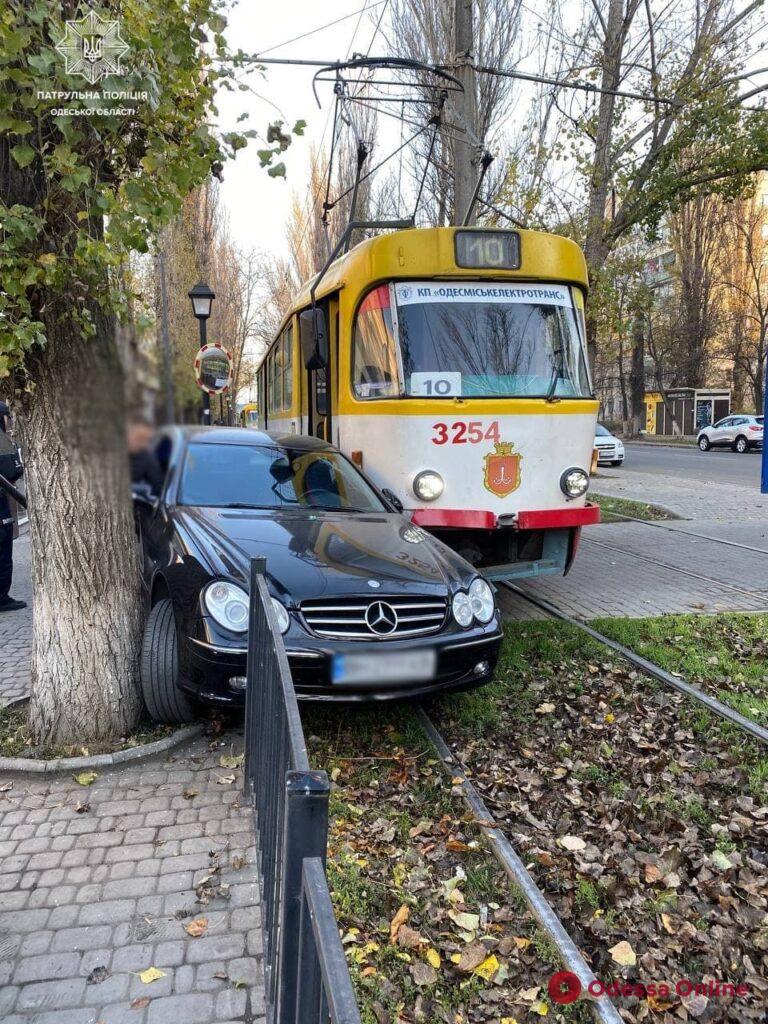 На Черемушках Mercedes въехал под трамвай