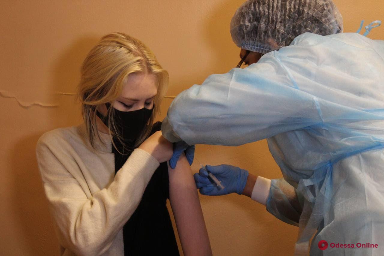 В Одессе показали, как проходит вакцинация детей от коронавируса (фото)