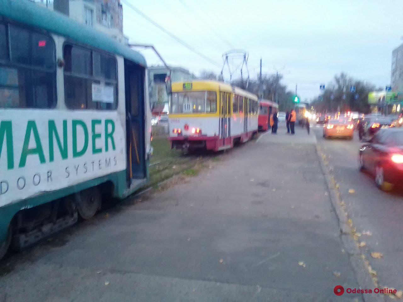 На Фонтане трамвай впечатал «евробляху» в столб