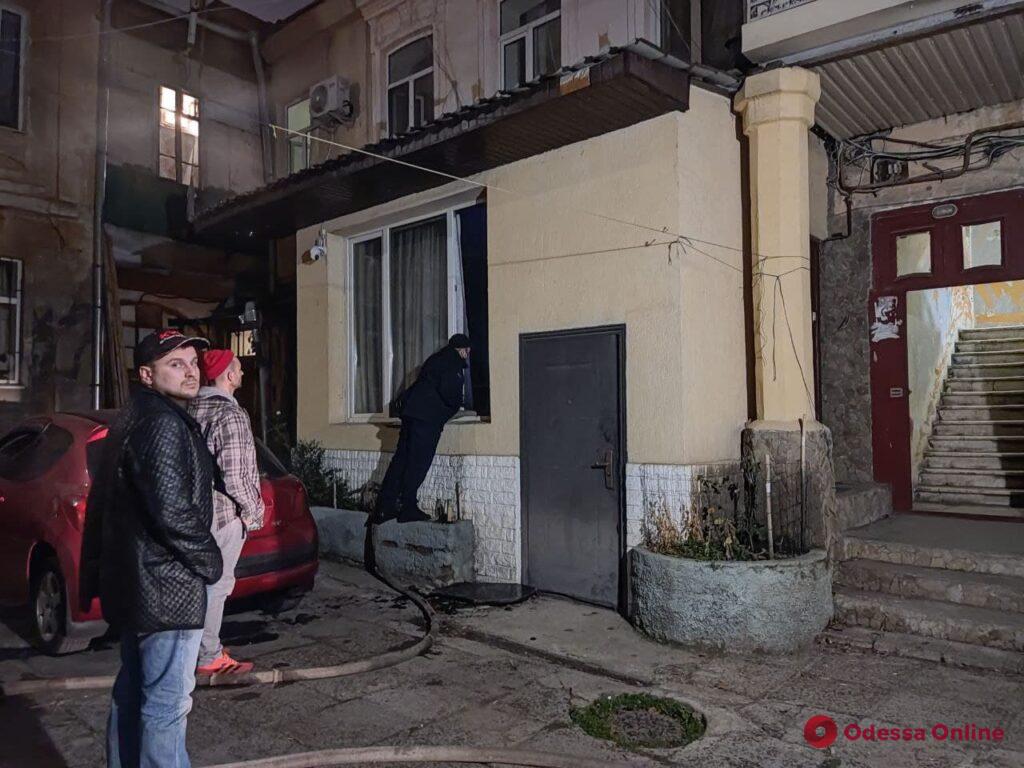 В центре Одессы горела пустая квартира (фото)