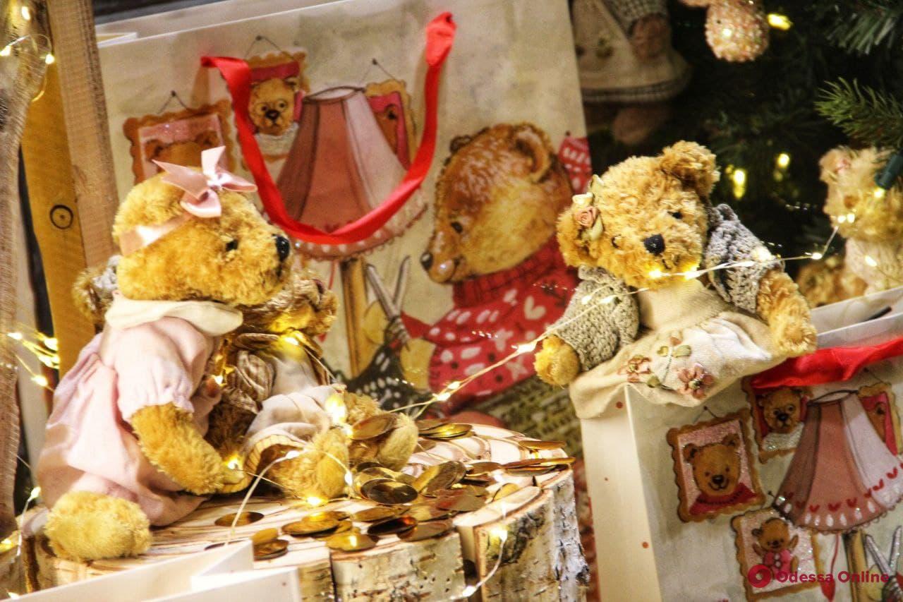 Курс на Новый год: одесские витрины заполонил праздничный декор (фоторепортаж)