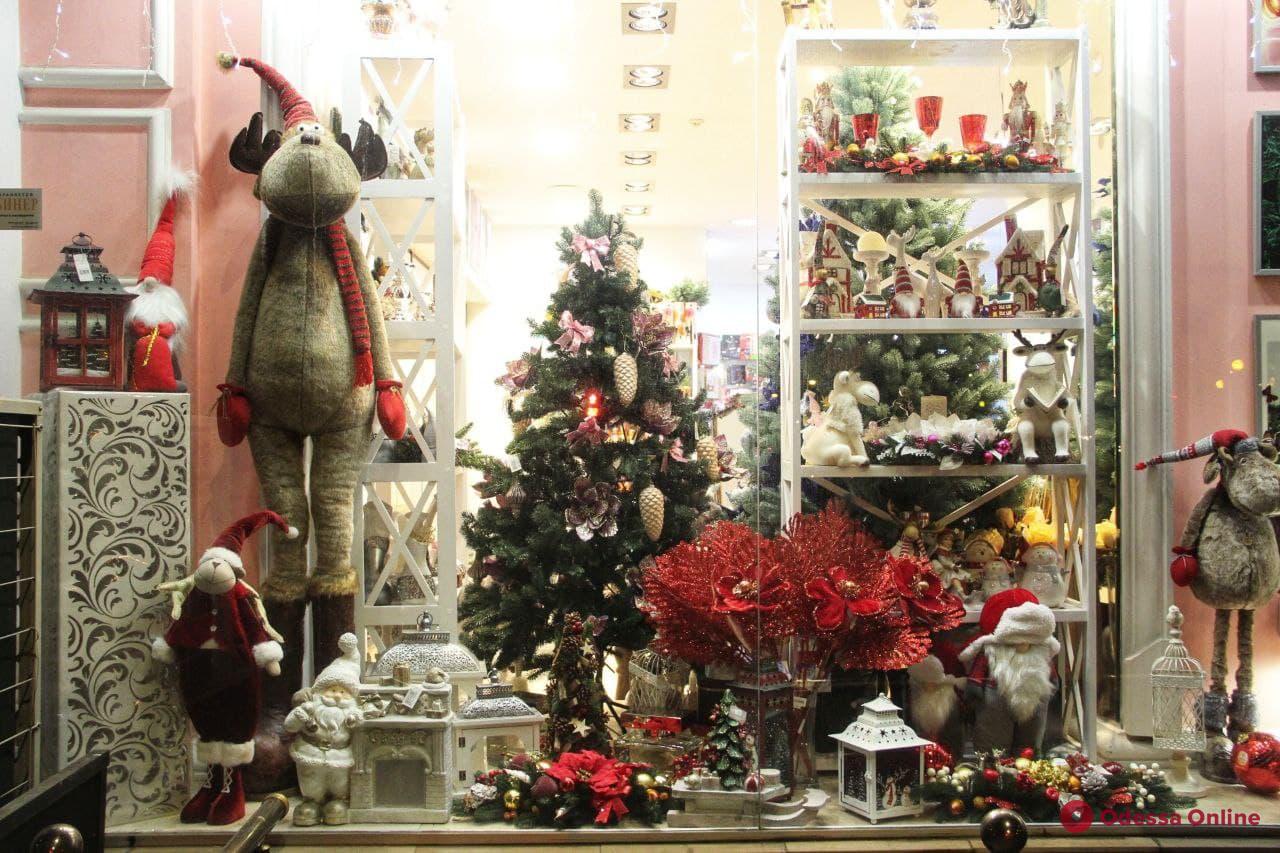 Курс на Новый год: одесские витрины заполонил праздничный декор (фоторепортаж)