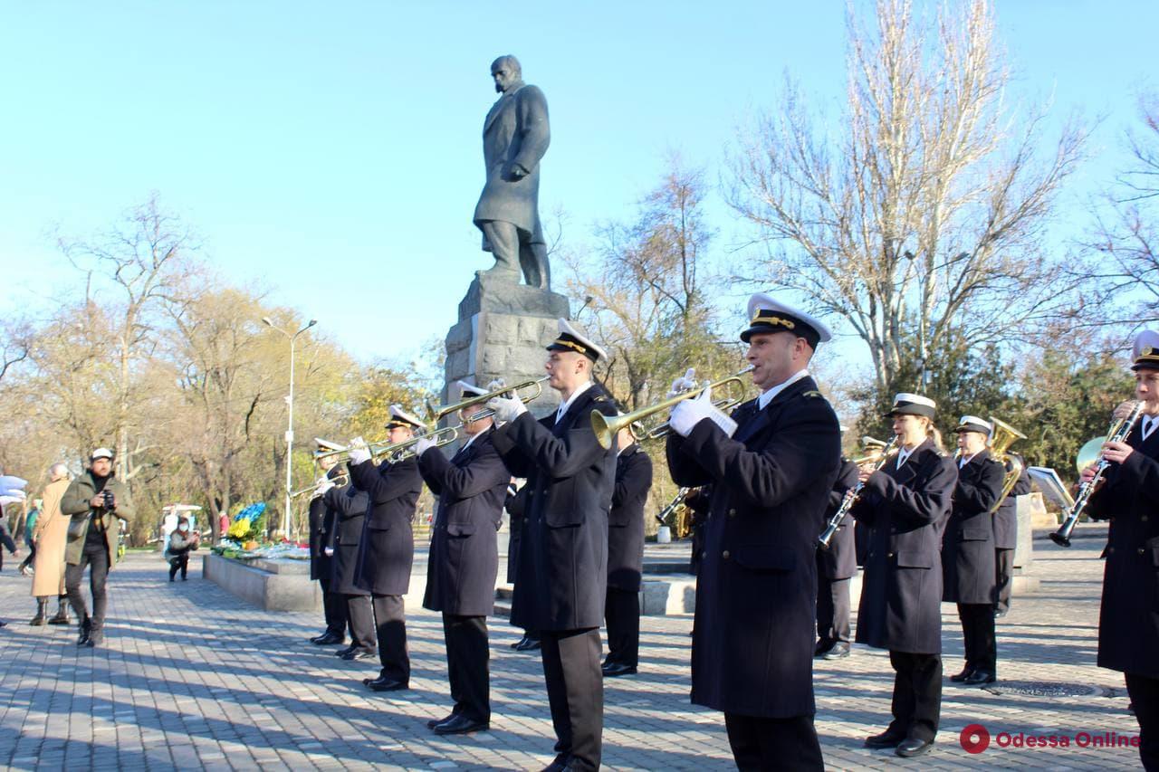 День Достоинства и Свободы: в Одессе возложили цветы памятнику Шевченко