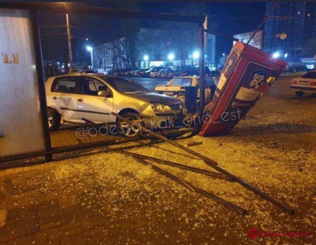 В Одессе Volkswagen врезался в остановку – водитель бросил авто и сбежал