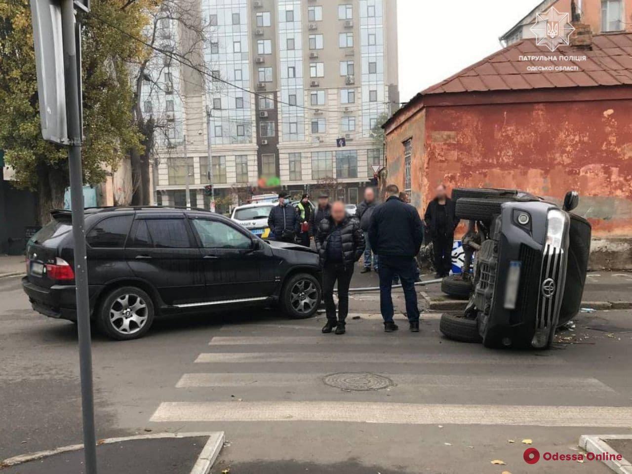 На Молдаванке пикап опрокинулся после столкновения с кроссовером