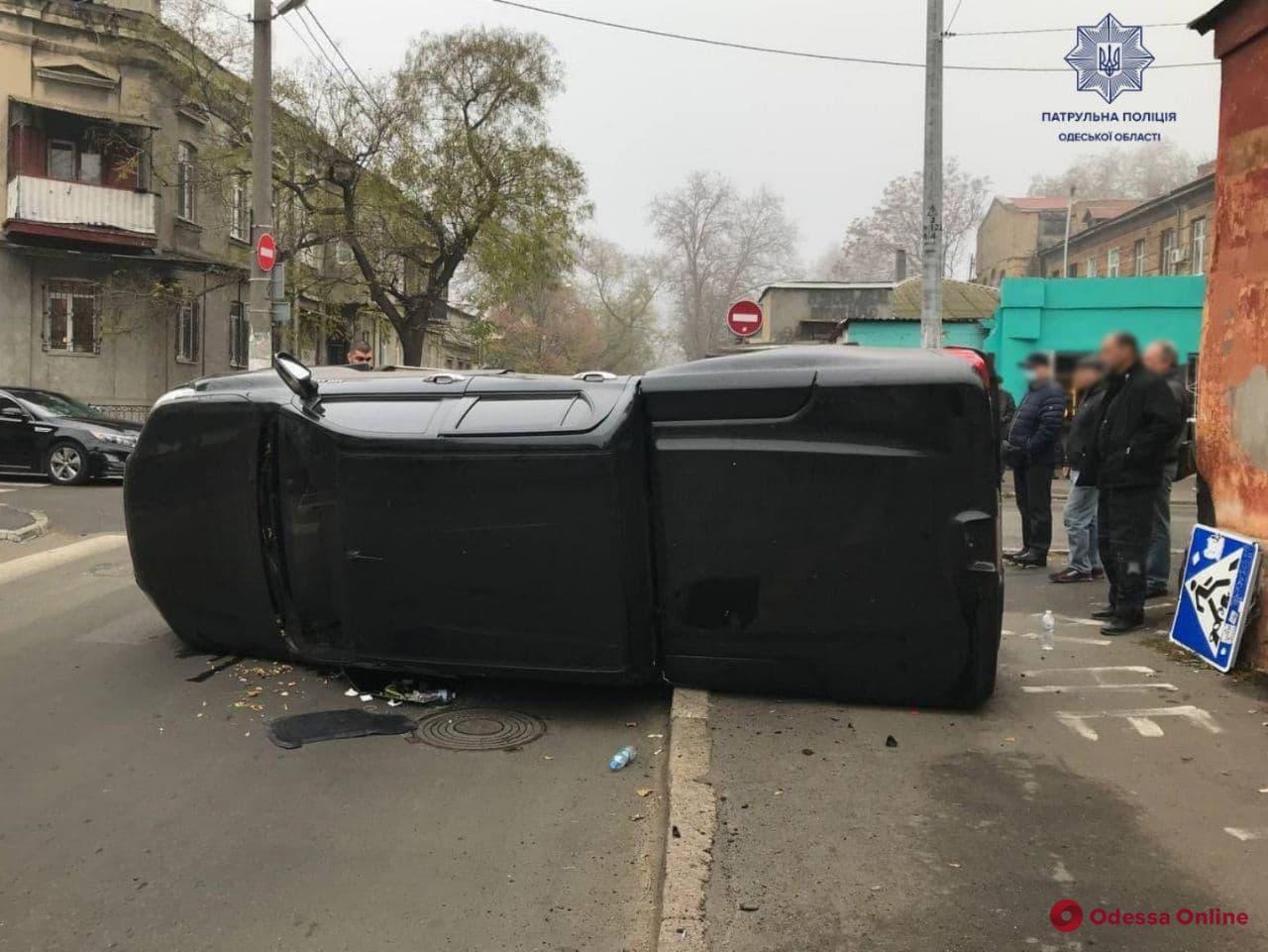На Молдаванке пикап опрокинулся после столкновения с кроссовером