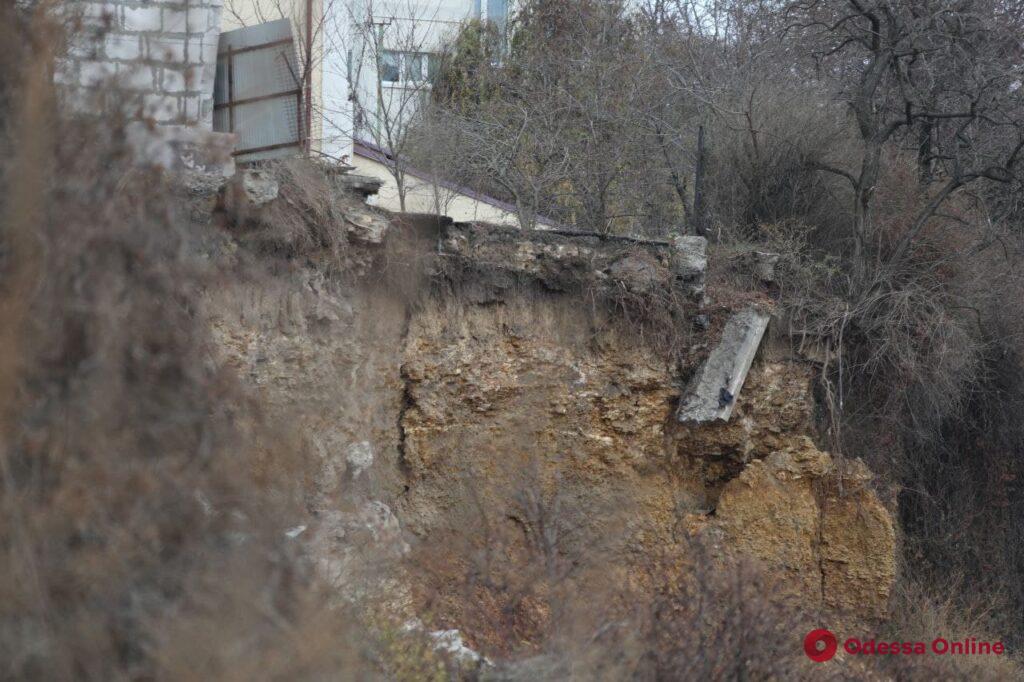В Черноморке произошел оползень (фото)