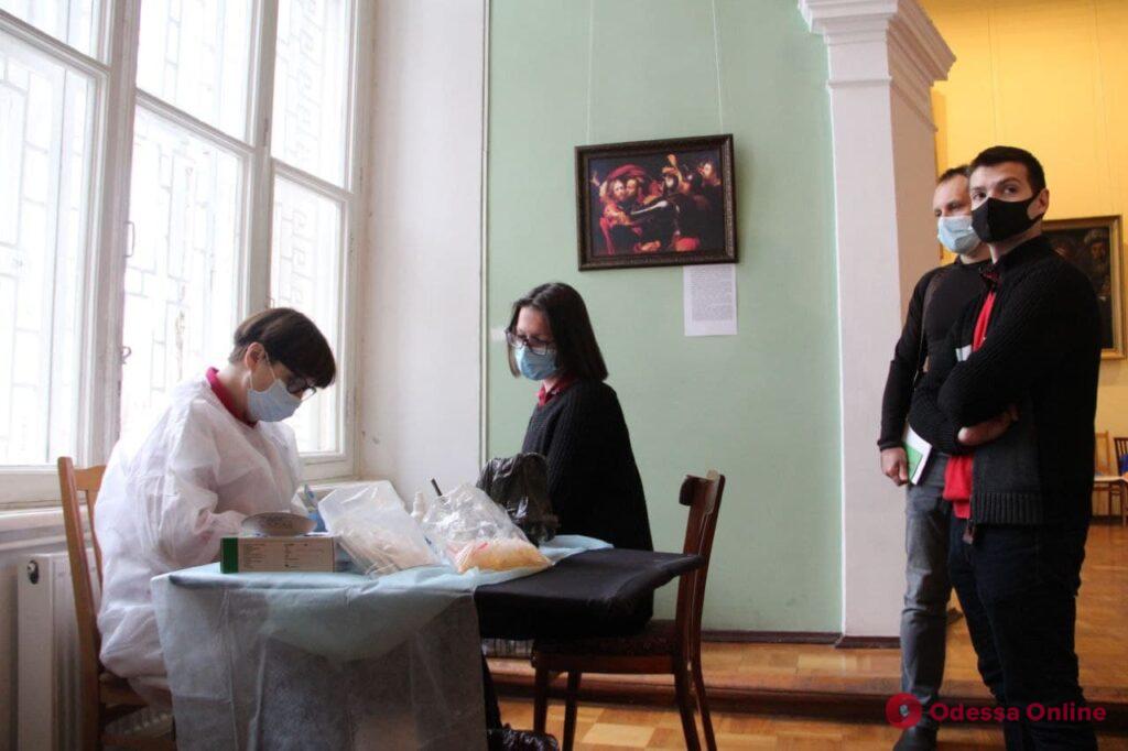 Кровь, музыка и картины: в Музее западного и восточного искусства открыли донорский пункт