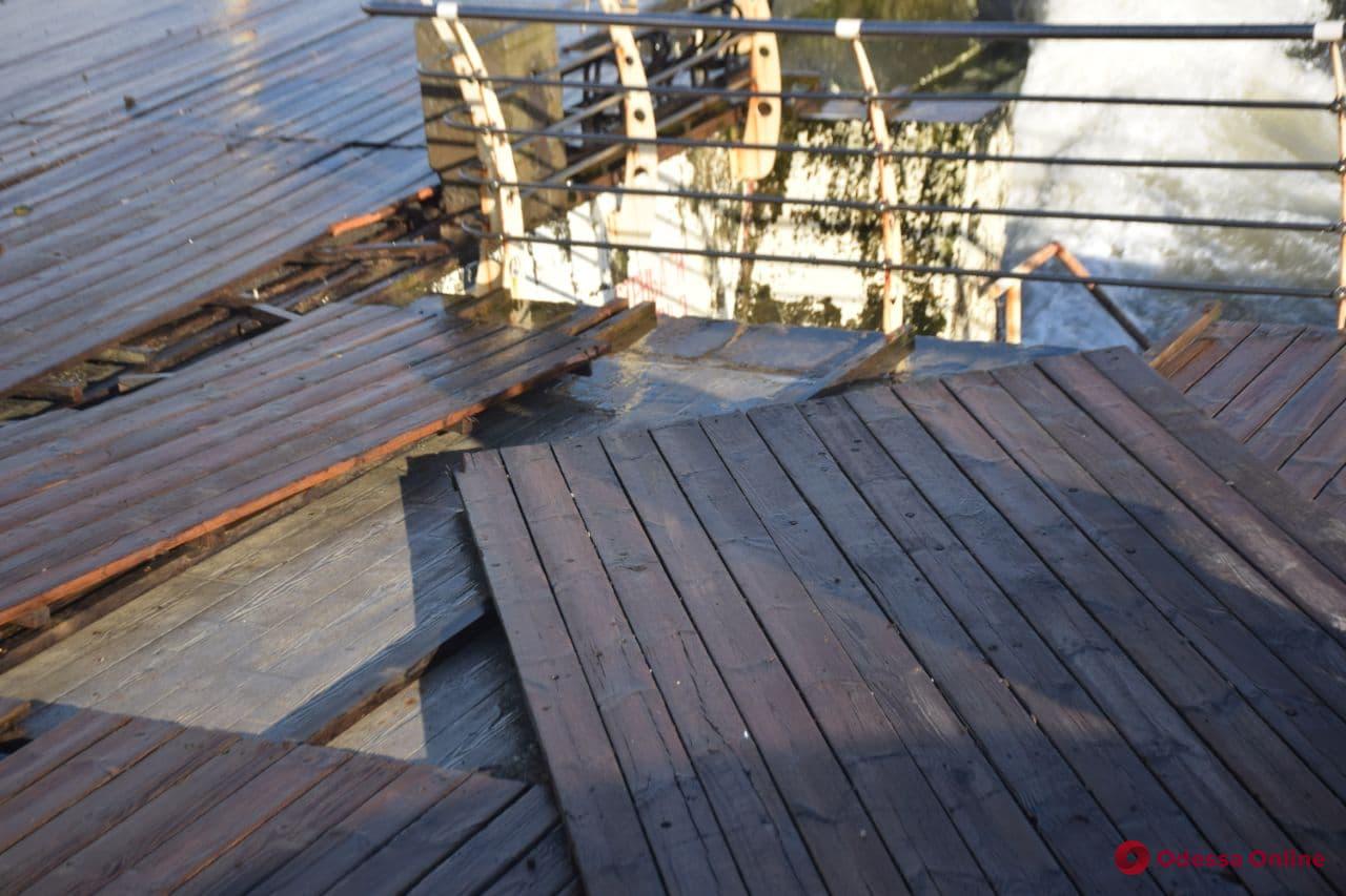 Шторм сломал деревянный настил на «Ланжероне» (фото, видео)