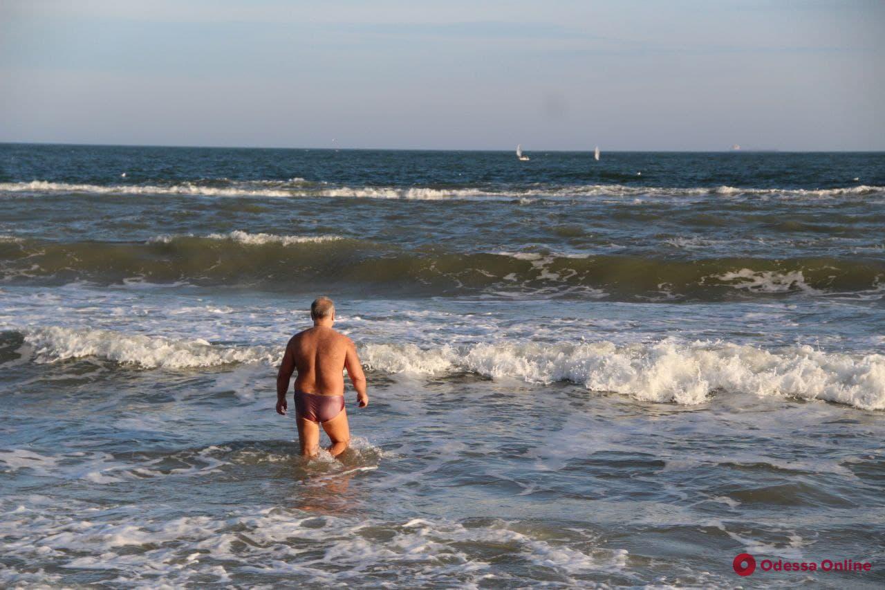 Сотни одесситов в солнечный ноябрьский день ринулись к морю (фоторепортаж)