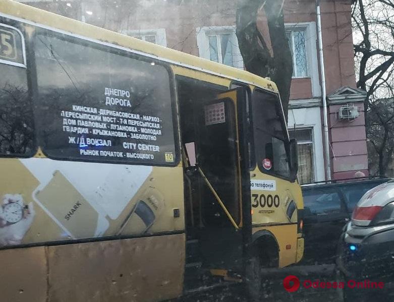 На Софиевской маршрутка столкнулась с легковушкой: на улице образовалась пробка