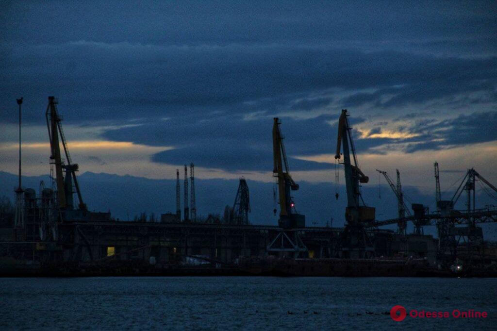 «Штормовой закат» в Черноморском порту (фотозарисовка)