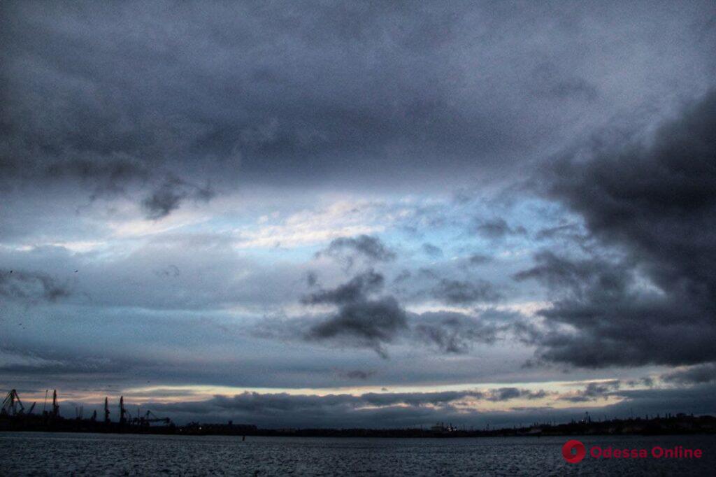 «Штормовой закат» в Черноморском порту (фотозарисовка)