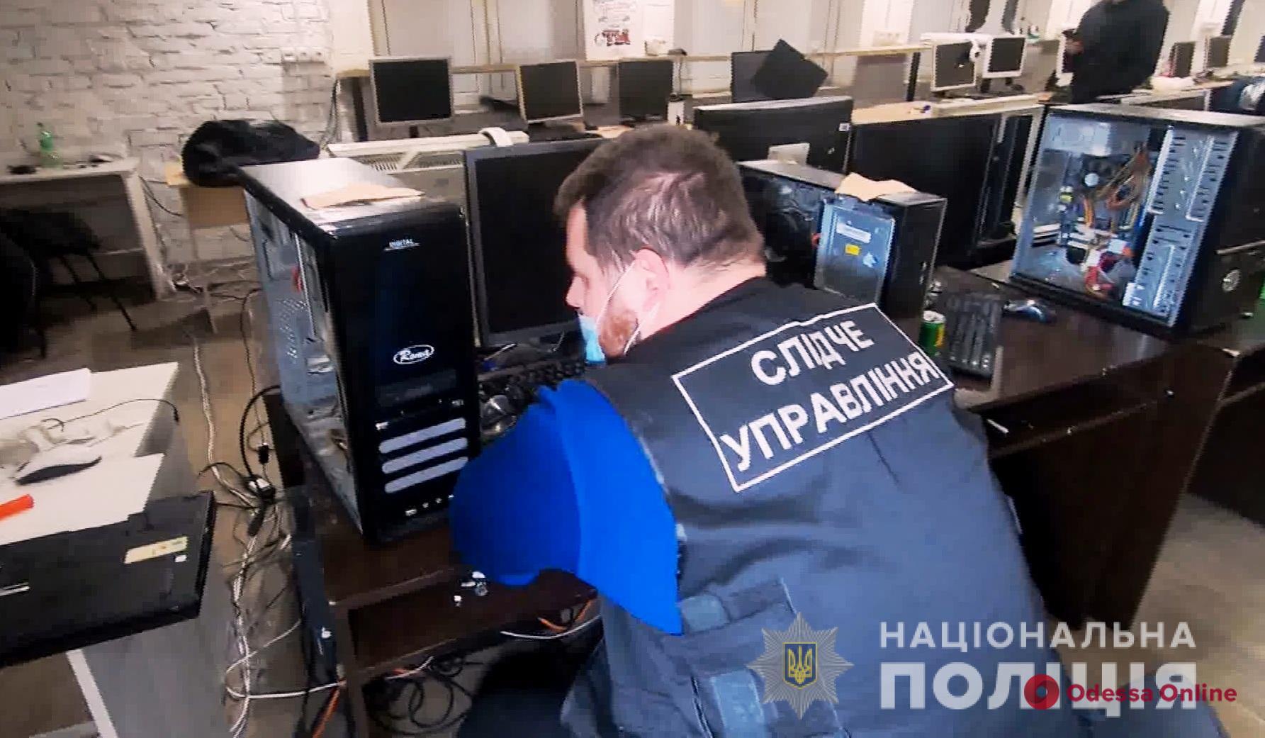 Узнавали данные банковских карт и снимали деньги: в Одессе накрыли два мошеннических call-центра
