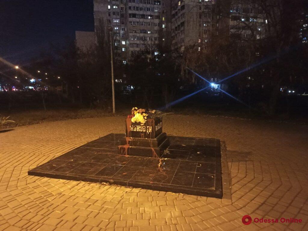Постамент от памятника маршалу Жукову облили красной краской