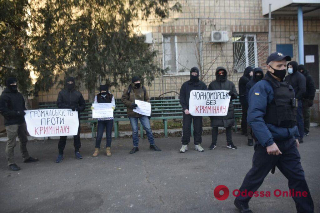 В Одесской области митинговали против судьи, отпустившего «смотрящего» за Черноморском «Гнома» под домашний арест