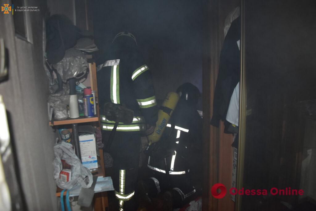 В доме на Молдаванке горела квартира – хозяина госпитализировали в тяжелом состоянии