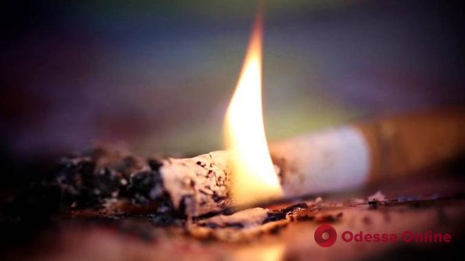 Чуть не погиб из-за сигареты: жителя Подольска спасли из горящего дома