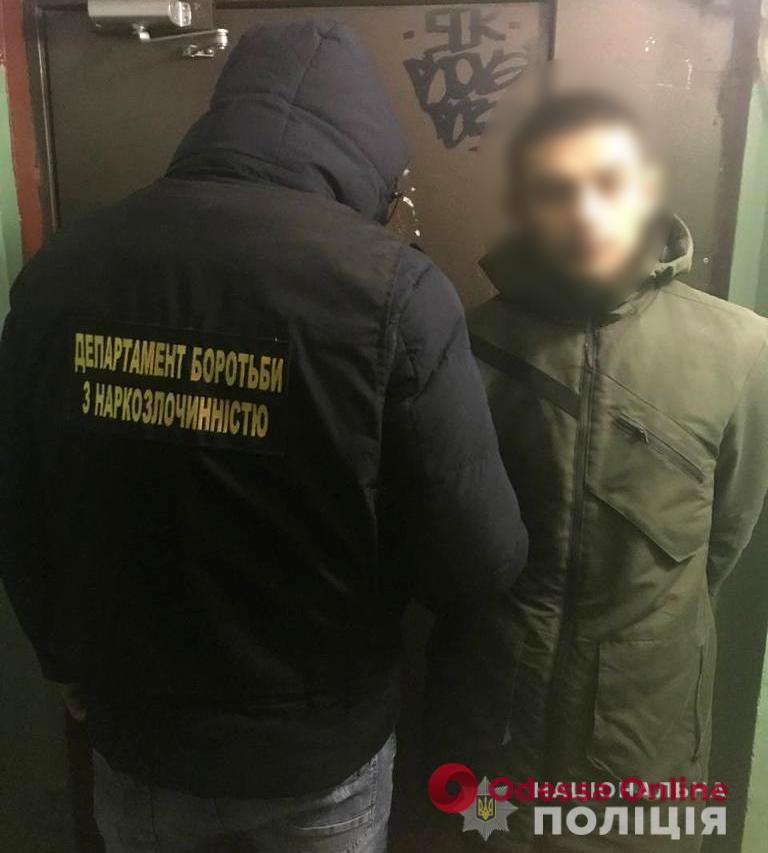 Амфетамин, экстази и пистолет: в Одесе полицейские пресекли семейный наркобизнес