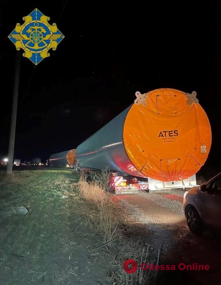 В Одесской области из-за огромного перегруза оштрафовали пять турецких фур, которые перевозили ветрогенераторы