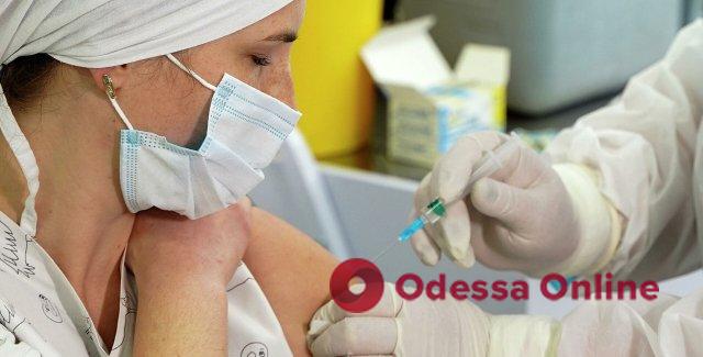 Обязательная вакцинация от COVID: врачей без прививки будут отстранять от работы