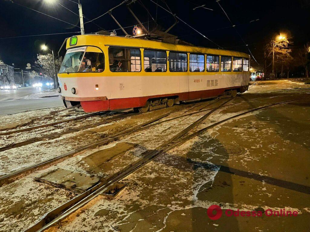 В центре Одессы без тока застыли трамваи (фото)